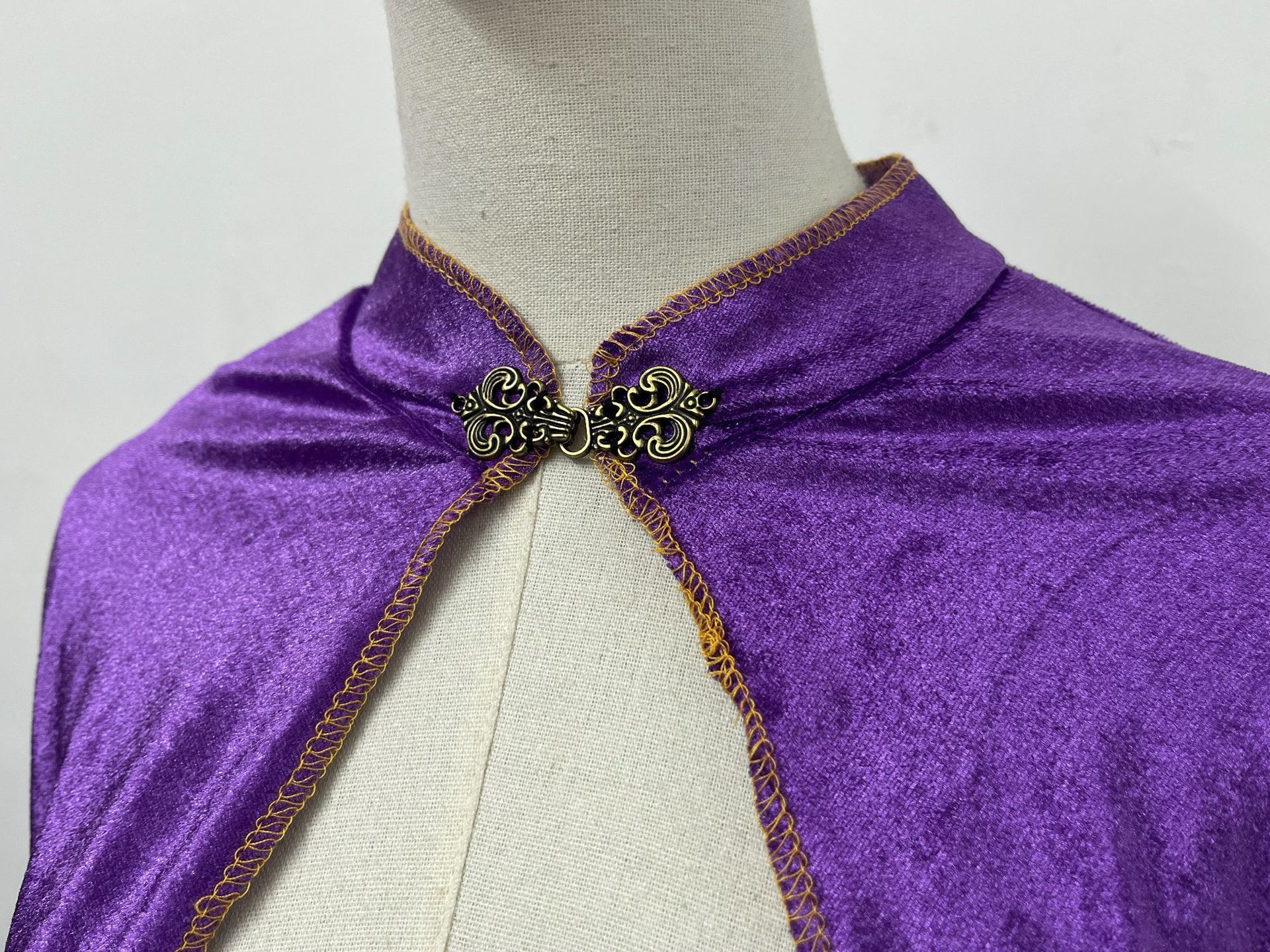 Vintage Noble Velvet Cape Cloak Luxury Long Robe Halloween Cosplay Costume